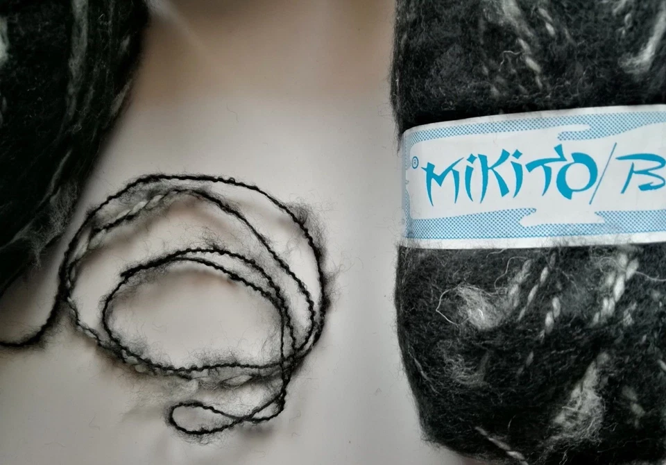 Ovillo lana pelo MIKITO BAQUEIRA 100 g blanco negro tejer punto hecho España - Imagen 2 de 4