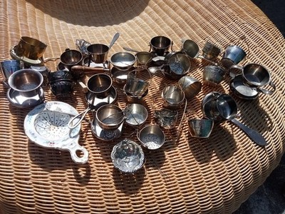 Sammlung von 33 alten Teepässen Metall versilbert und Porzellan