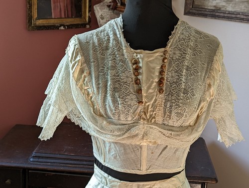 ANTIQUE 1880'S VICTORIAN IVORY SATIN LACE WEDDING GOWN - Picture 2 of 12