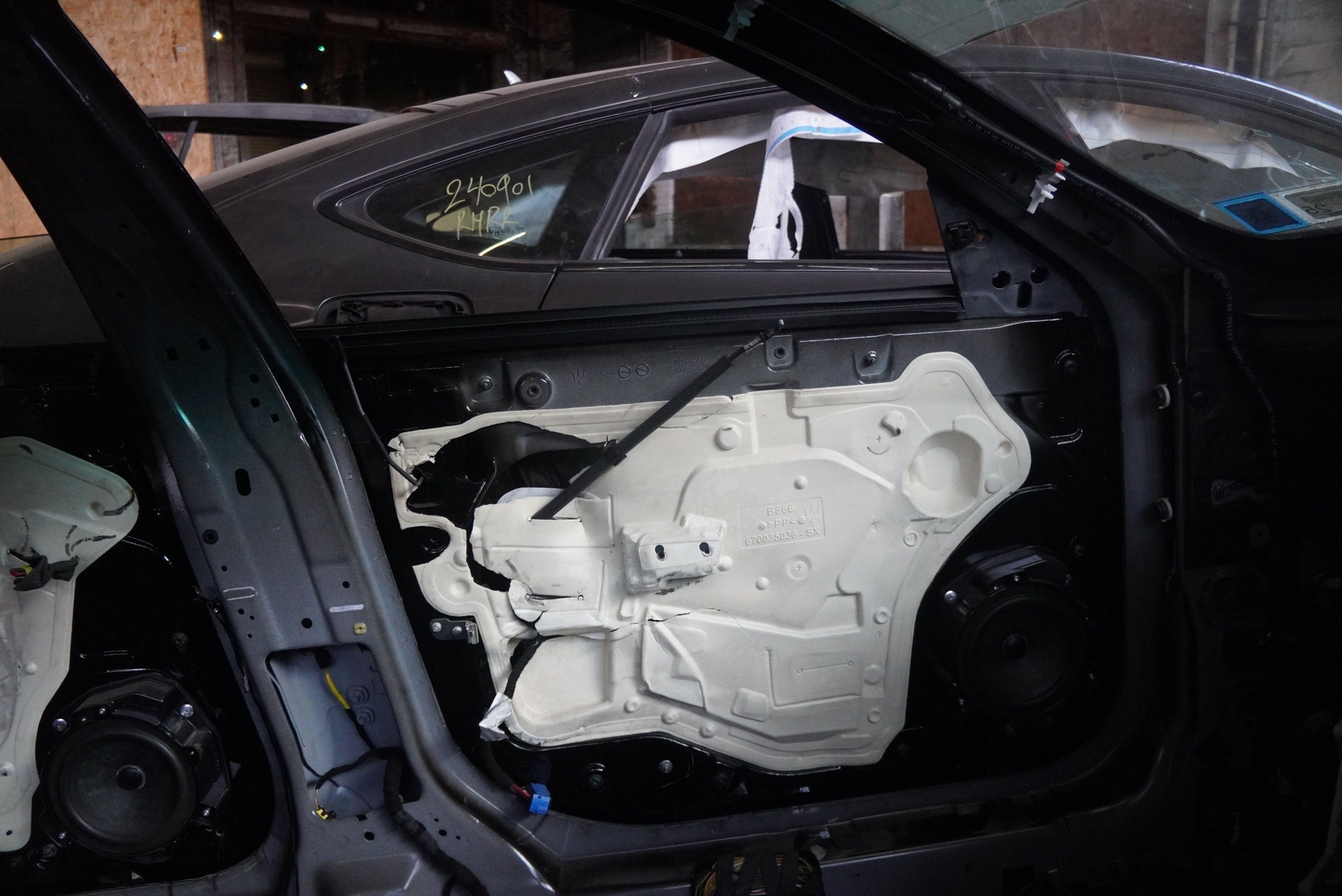 Front Left Driver Door Assembly 673007994 OEM Maserati Quattroporte M156 2014-16