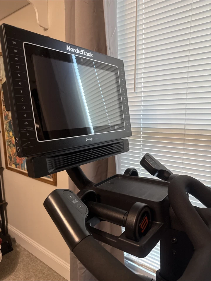 Ciclo de estudio NordicTrack Commercial S15i con 5 lb. Pesas y dos asientos adicionales Foto 3 de 4