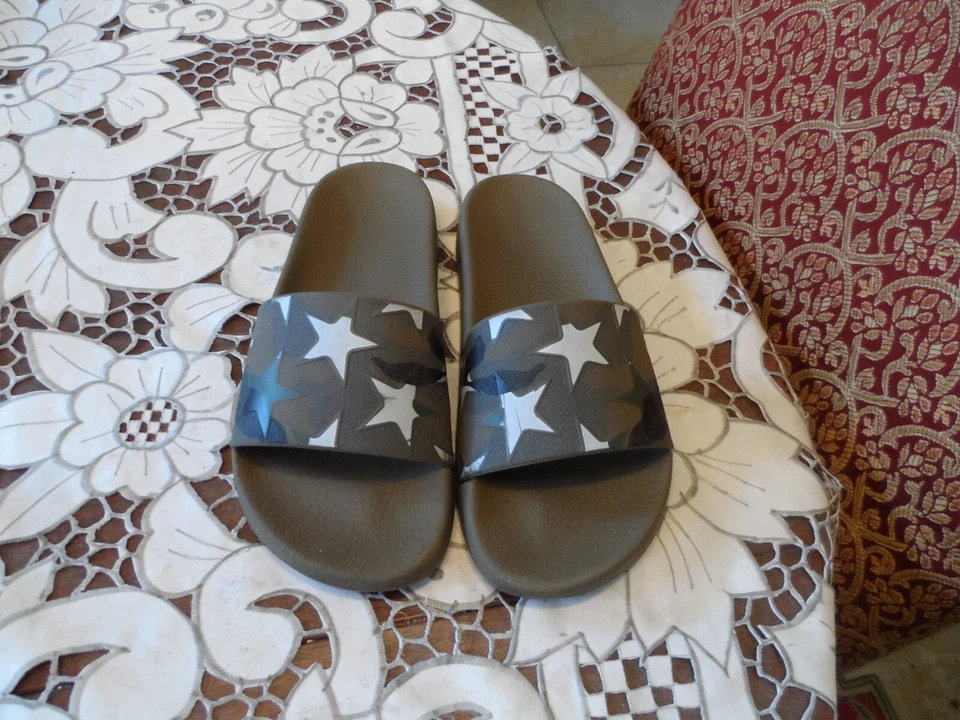 Diapositivas de goma con estampado de camuflaje verde militar Valentino Garavani talla 38 Foto 2 de 4