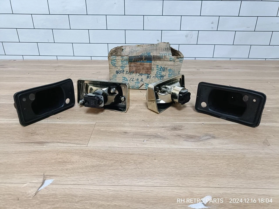 PAR DE LENTES DE LÁMPARA DE ESTACIONAMIENTO FIAT 124 ARIC 11'117'130 DIESTRO Y IZQUIERDO GENUINO NOS 1966-1974 Foto 3 de 4