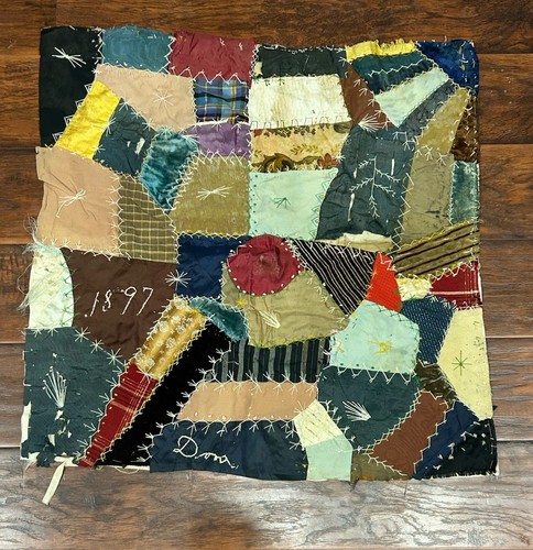 Antike VOLKSKUNST aus dem 19. Jahrhundert Handarbeit Stickerei Patch Quilt Puppe Decke 28”x28” - Bild 1 von 5