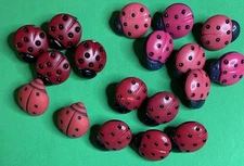 (18) NEW UNUSED LADYBUG BENEFICIAL INSECT PLASTIC SHANK NOVELTY BUTTONS-0422