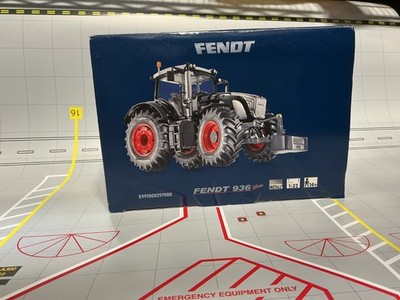 1/32 WIKING - FENDT 936 VARIO TRACTOR { DISPALYED}
