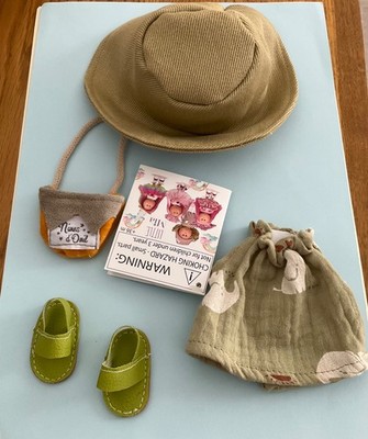 NEU - OUTFIT GROSSER BAUMWOLL SONNENHUT/KLEID/TASCHE/SANDALEN NINES LITTLE MIA PUPPE -23 CM