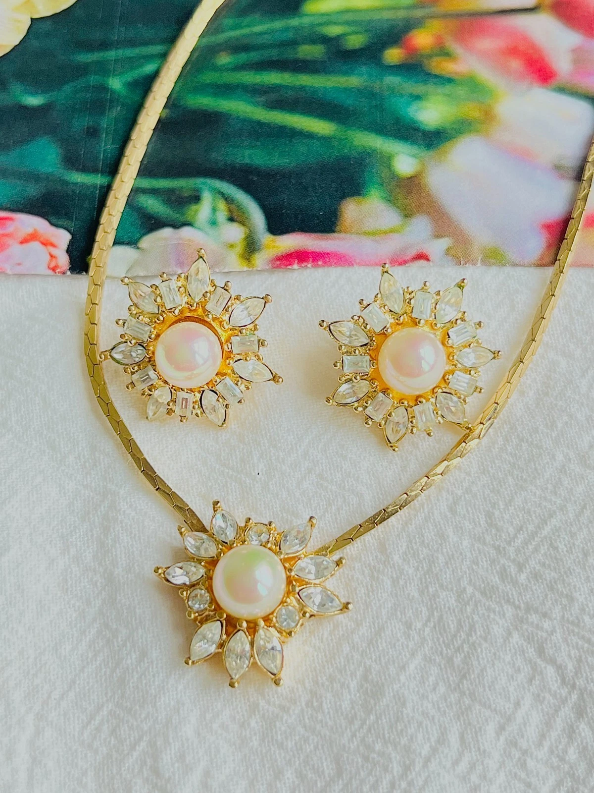 Collier boucles d'oreilles Christian Dior vintage fleur nacrée flocon de neige cristaux, ensemble