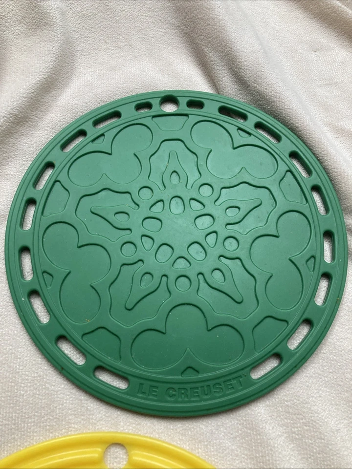 Le Crueset 2 remaches de silicona franceses de 8 pulgadas color verde amarillo usados en excelente estado Foto 2 de 4