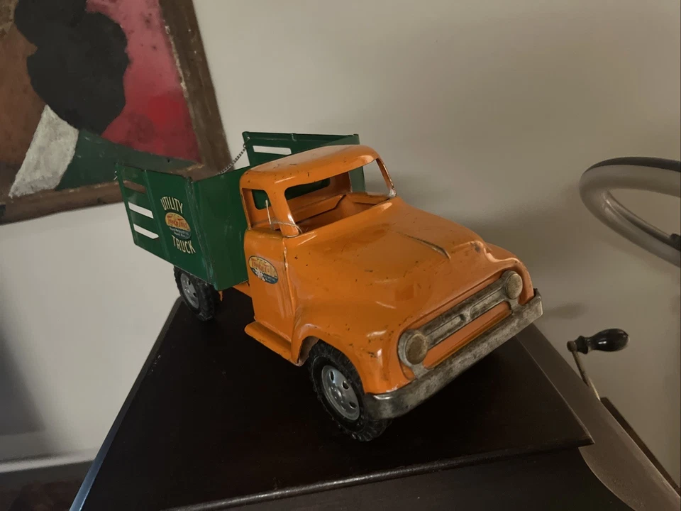 Camión utilitario vintage Tonka Toys de acero prensado verde y naranja Foto 2 de 4