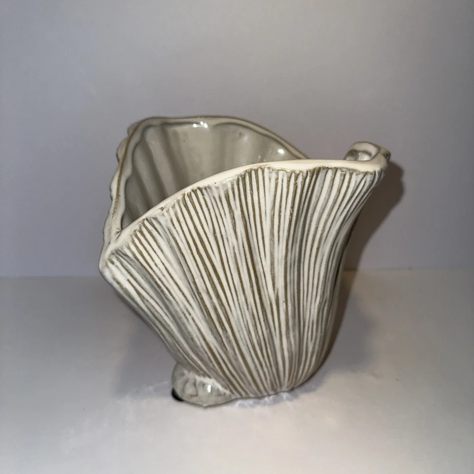 Jarrón maceta de gres estilo Bloomingville orgánico con forma de concha de mar Foto 2 de 4