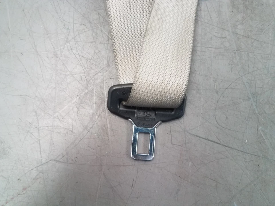 Cinturones de seguridad traseros Mercedes Benz AMG E 63 2010 #1562 VV1 Foto 4 de 4