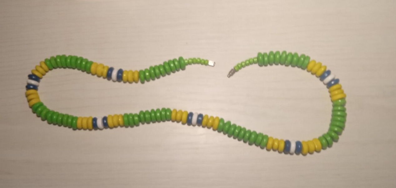 Composizione Di Pere Su Sfondo Bianco Intero E Met&agrave; Di Una Pera Rossogialla Con Foglie Verdi