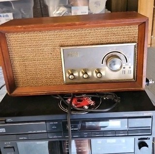 Radio da tavolo Arvin modello 32R43 tipo AM/FM Tube vintage anni '60 funzionante leggi