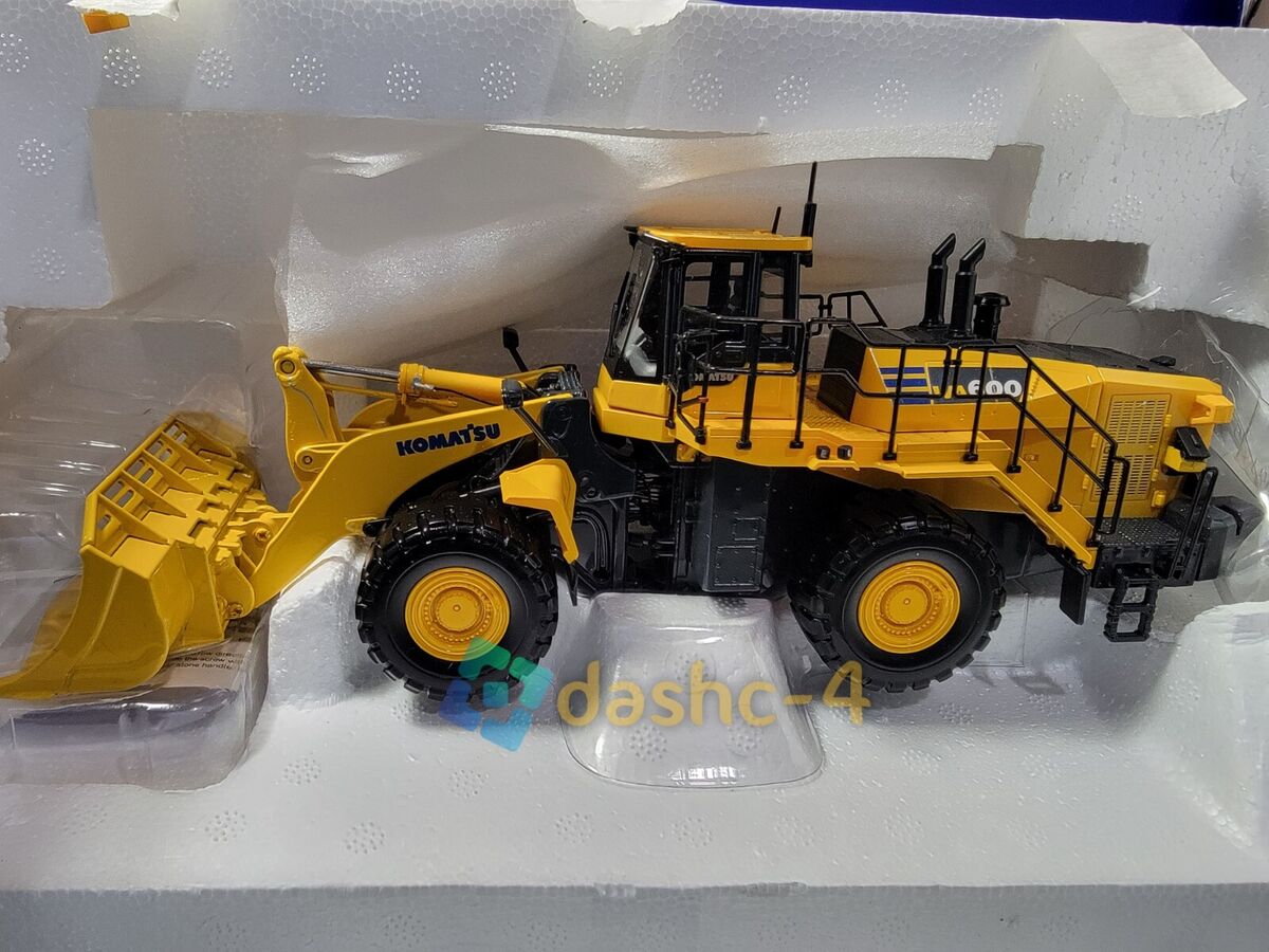 Universal Hobbies UH8153 Komatsu WA600-8 Four Wheel Loader Universal Hobbies UH8153 Komatsu WA600-8 Four Wheel Loader