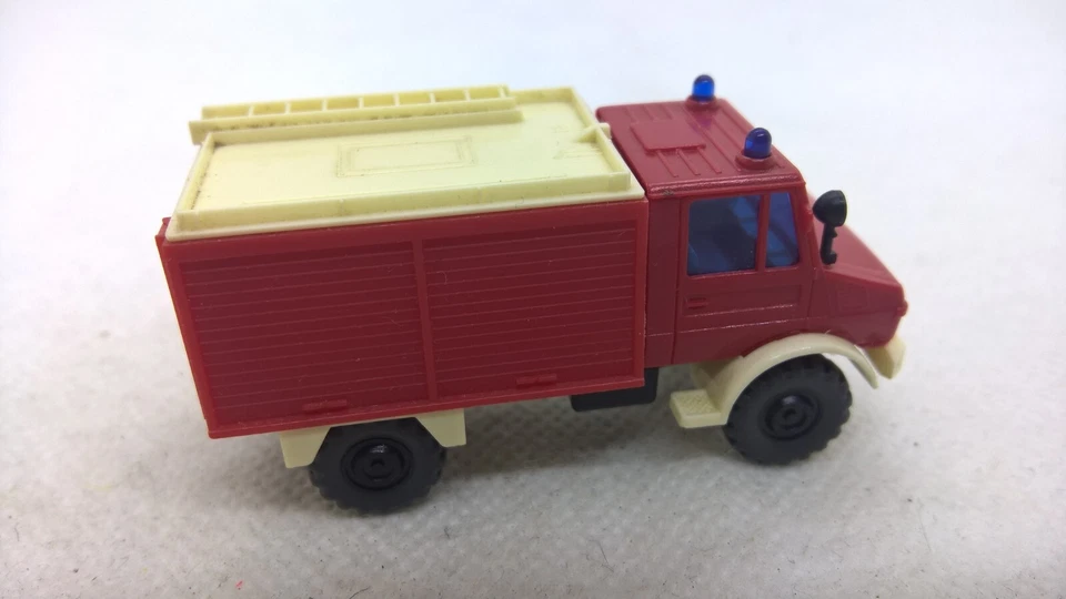 Wiking 622 Unimog U 1700 L Feuerwehr TLF 8/18 Tanklöschfahrzeug rot weiß (70) - Bild 2 von 4