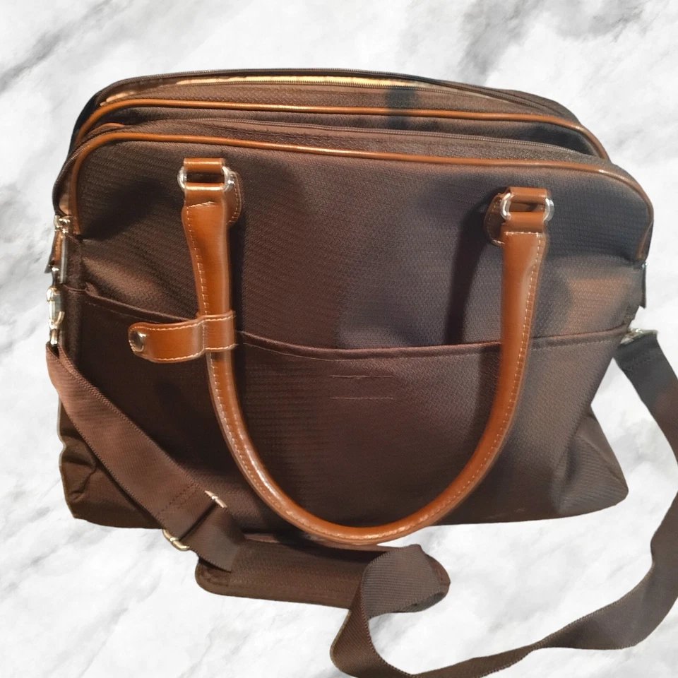 CARTERA GRANDE CHAPS 17" ANCHO X 13" PROFUNDO X 7" ANCHO 3 COMPARTIMENTOS Foto 2 de 4