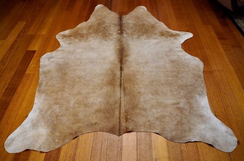 Simple, Subtle & Stylish Sandy Tones - A Fantastic Cowhide Rug - Picture 2 of 7