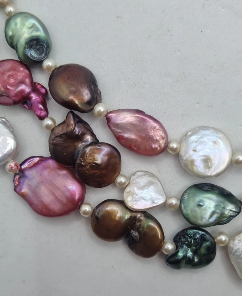 COLLANA A 3 FILI di perle multicolore piatte, collana corta, sottogiacca - Immagine 2 di 4