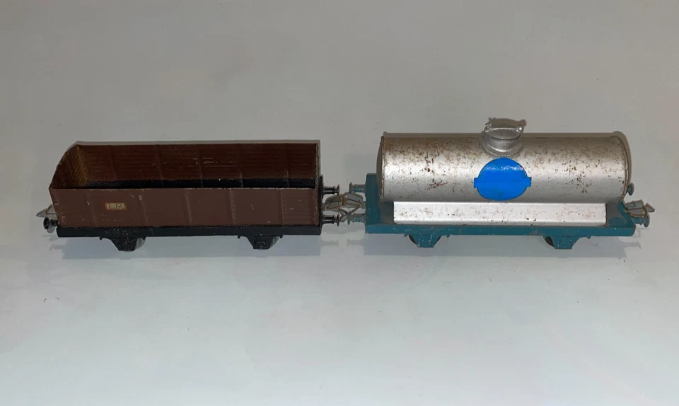 LR 2 wagons à essieux : tombereau + citerne essence - Photo 2/4