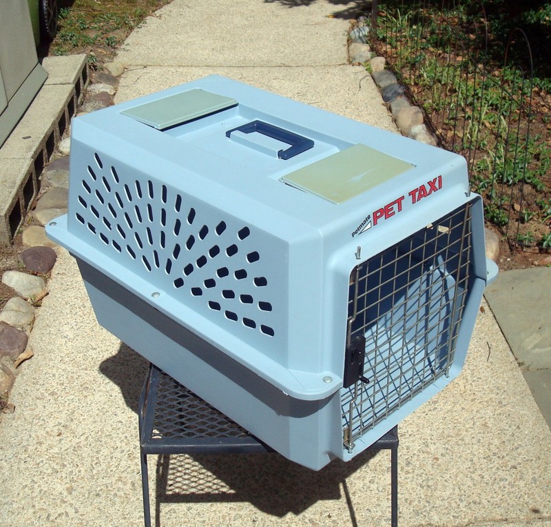 Pet Transport Carrier for cat or small dog, Pet Taxi by Petmate, unused for 25yr