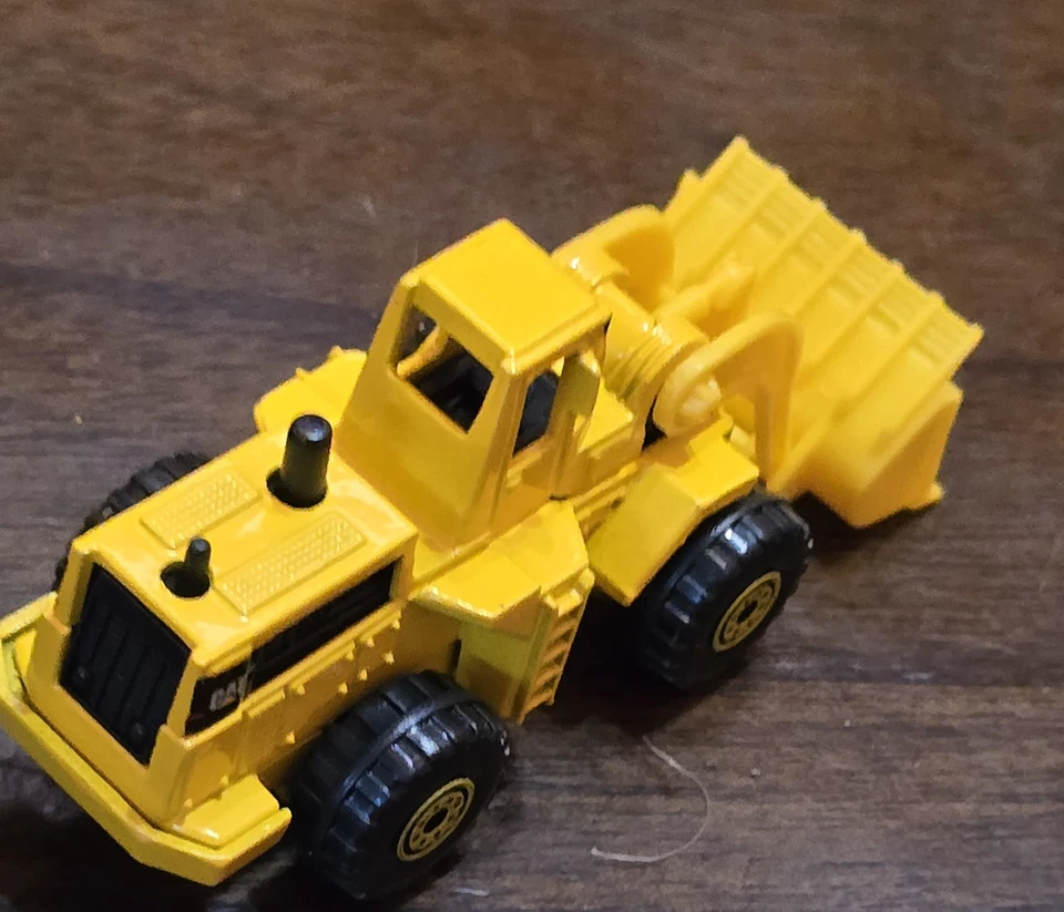 3½" Hot Wheels 1979 CAT Caterpillar Yellow Front End Loader Excavation Loose TRK - Image 2 of 4