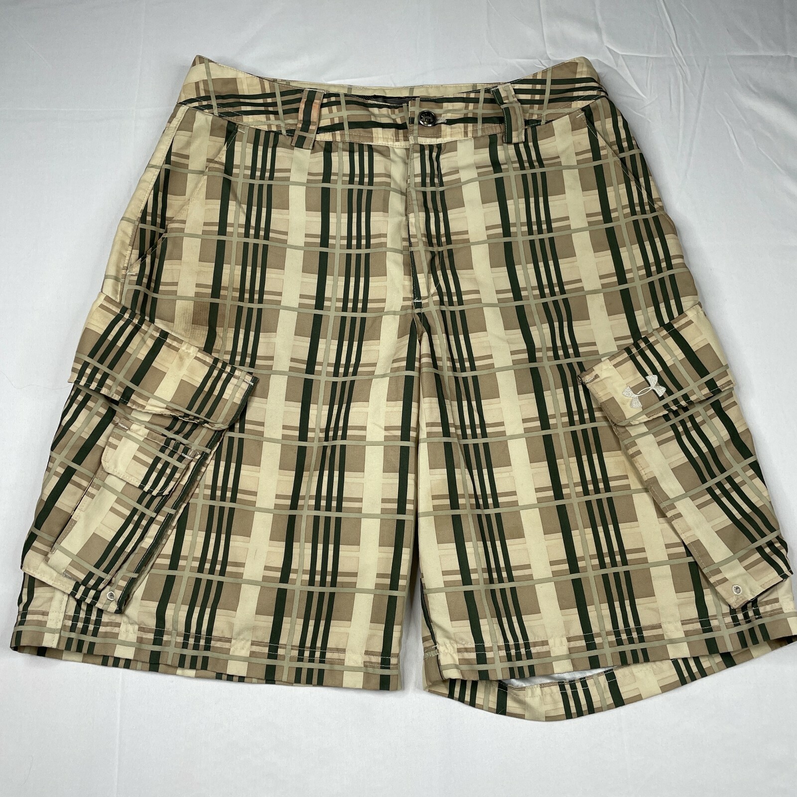 Under Armour Shorts Mens 30 Beige Plaid Flat Front Cargo Hybrid Board
