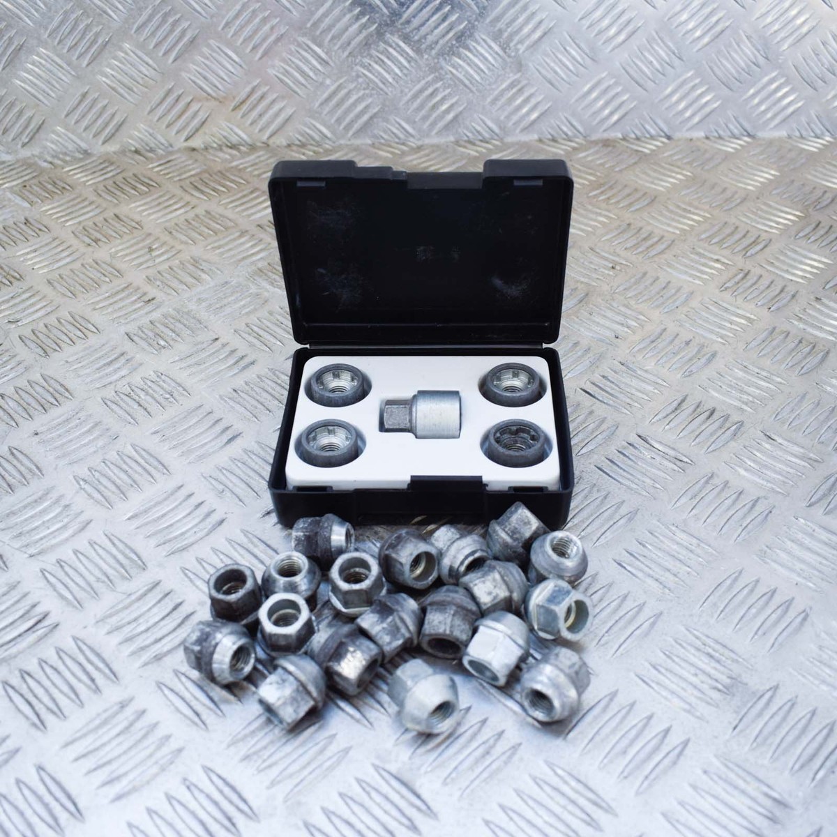 OPEL VAUXHALL MOKKA X Wheel Nut Bolt Locking Set 13331034