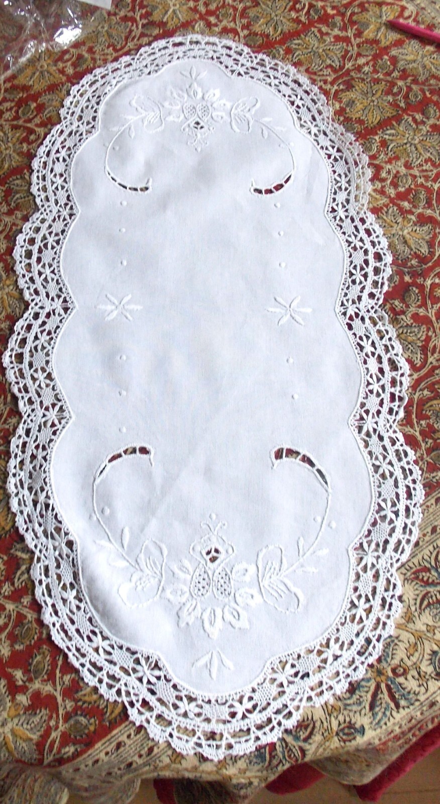 Dentelle aux fuseaux blanche en napperon brodé main ovale 35x70 pour buffet chic