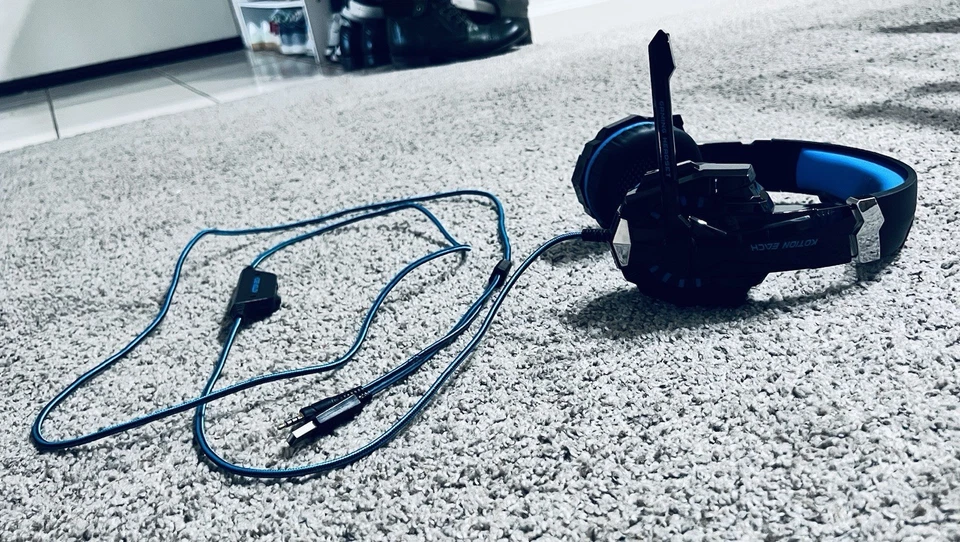 Auriculares Kotion Each 3,5 mm para juegos con micrófono luz LED. Foto 2 de 4