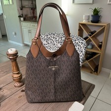 Michael Kors Leather Beth large Purse Brown T...