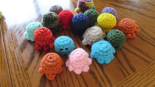 Juguetes caseros de ganchillo para gatos/perros muchos colores a elegir entre campana/nip gatera/relleno - Imagen 10 de 30