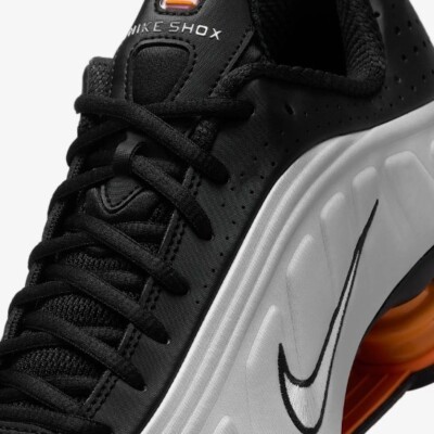 新品未使用⭐︎ナイキ ショックス R4 HQ1988-003 ブラック/シルバー NIKE SHOX R4 BLACK/VAST GREY-BRIGHT MANDARIN（ナイキ