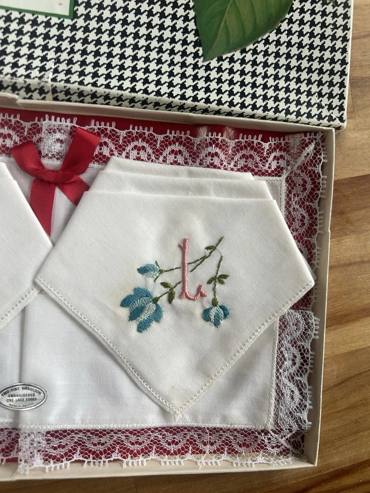 Ladies Made In Ireland Handloom Cotton Lace Hankies Initial L. Boxed. MR26265 - Image 3 of 4