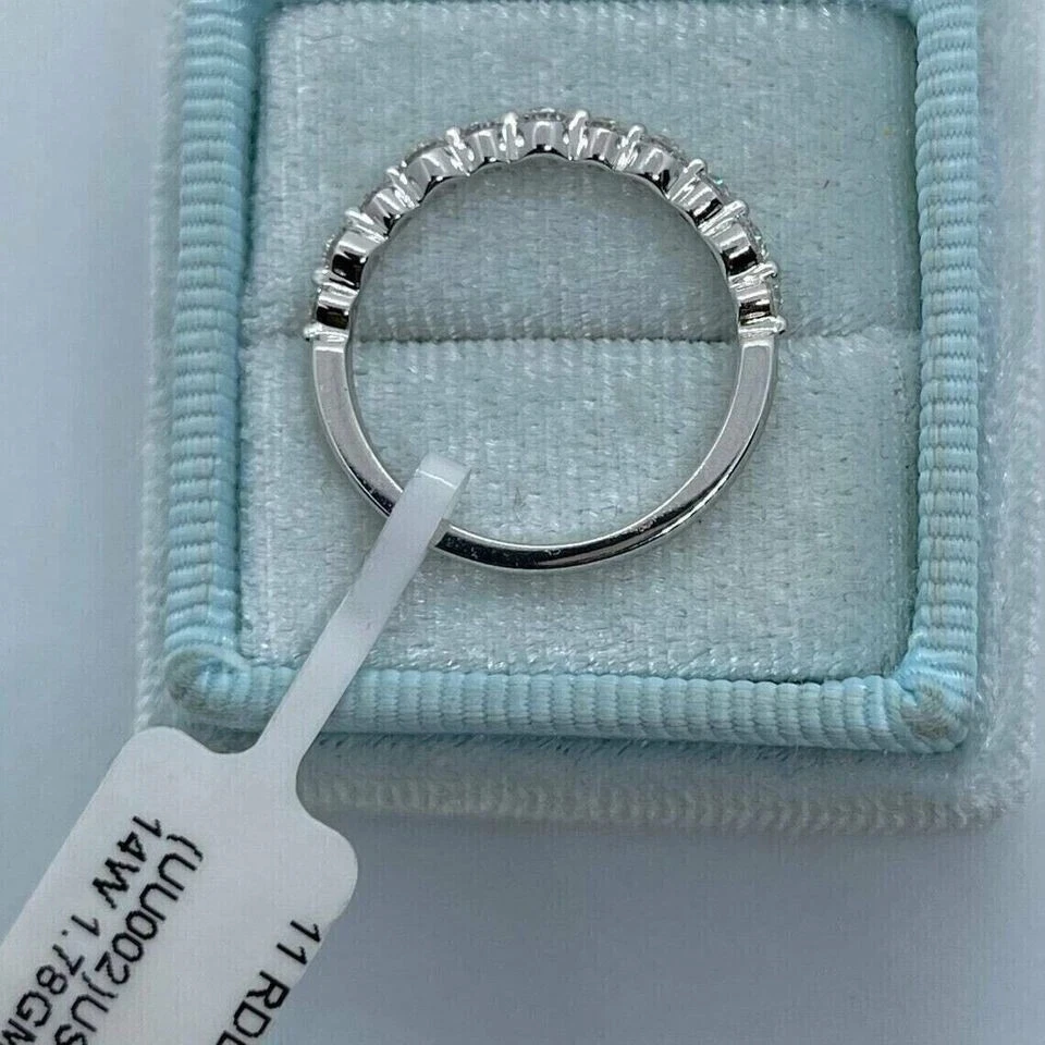 Anillo banda de eternidad de diamantes de corte redondo de 2 quilates enchapado en oro blanco de 14 k en plata Foto 2 de 4