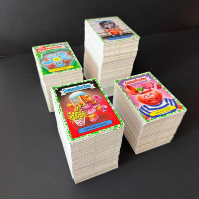 2023 TOPPS GARBAGE PAIL KIDS GO ON VACATION GREEN SINGLES - LOT OF 900 CS