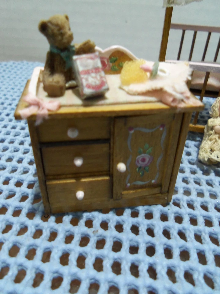 Juego de guardería de madera artesanal 1:24: cuna, tocador, cofre de juguete, mecedor y más Foto 4 de 4