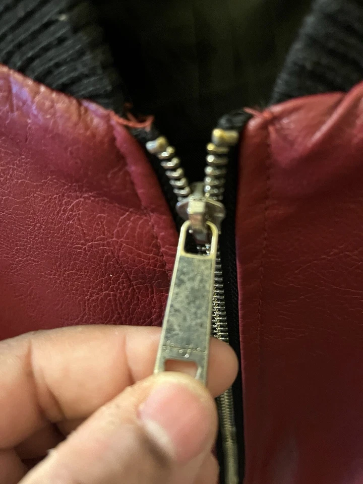 Chaqueta bomber Sean Jean de cuero y poliéster roja y negra talla XL para hombre, usada  Foto 3 de 4