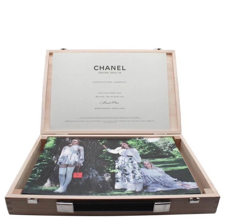 Caja de exhibición de estante/escritorio CHANEL estuche de madera con mango + fotos originales de lona CC Foto 2 de 4