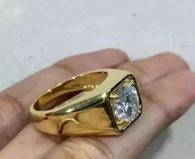 Alianza de boda para hombre Moissanita D/VVS1 redonda de 7 mm enchapada en oro amarillo de 14K Foto 2 de 4