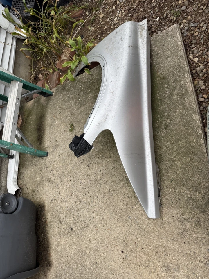 Volvo C30 2007-2010 panel de cubierta del guardabarros del lado del pasajero delantero con molduras OEM Foto 2 de 4