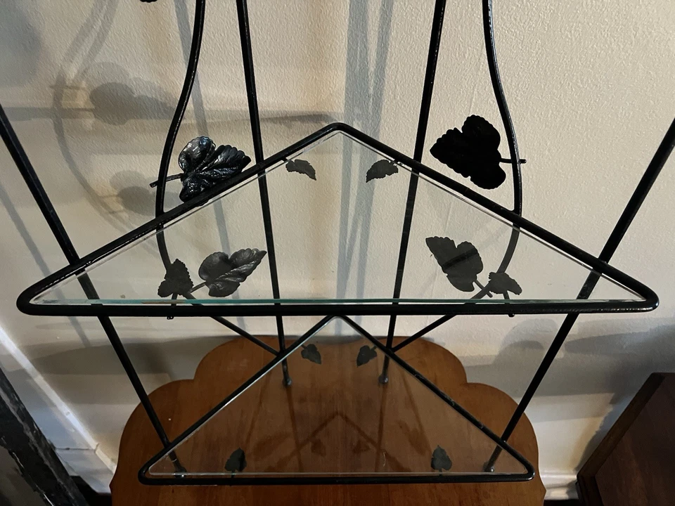 Soporte para plantas de metal de esquina vintage de 3 niveles con estantes de vidrio y detalles de hojas de hiedra Foto 2 de 4