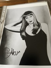 Originalautogramm Cher auf SW-Fotopapier