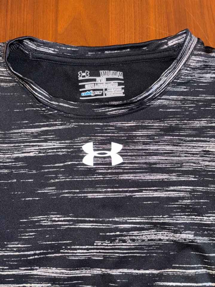 Camisa Under Armour Niñas Mediana Negra Plata Metalizada Ajustada Coldgear Foto 2 de 3
