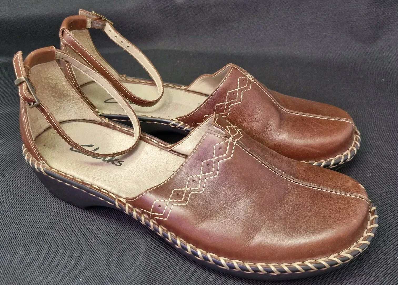 Sandali donna Clarks marroni con punta coperta e cinturino alla caviglia