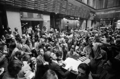 Foreign exchange dealers and stockbrokers at the Paris Stock E 1970s Old Photo 1