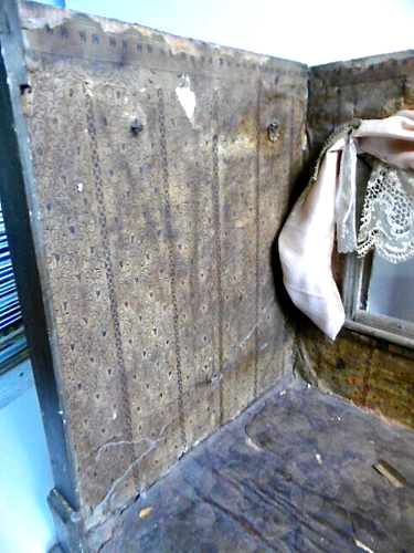MAISON DE POUPÉE ANCIENNE EN BOIS 1 PIÈCE À RESTAURER ET MEUBLER 64 x 32,5 cm - Picture 13 of 19