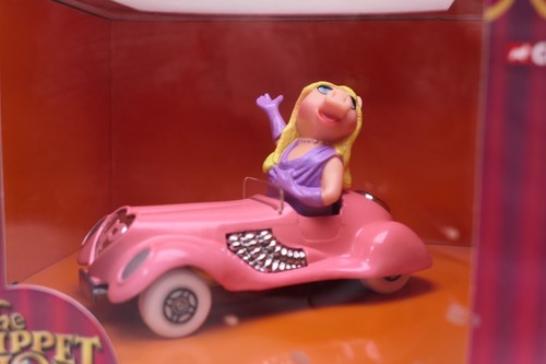 NEW, Corgi The Muppet Show, 25 YEARS - Kermit & Ms. Piggy Car Set - Picture 2 of 6