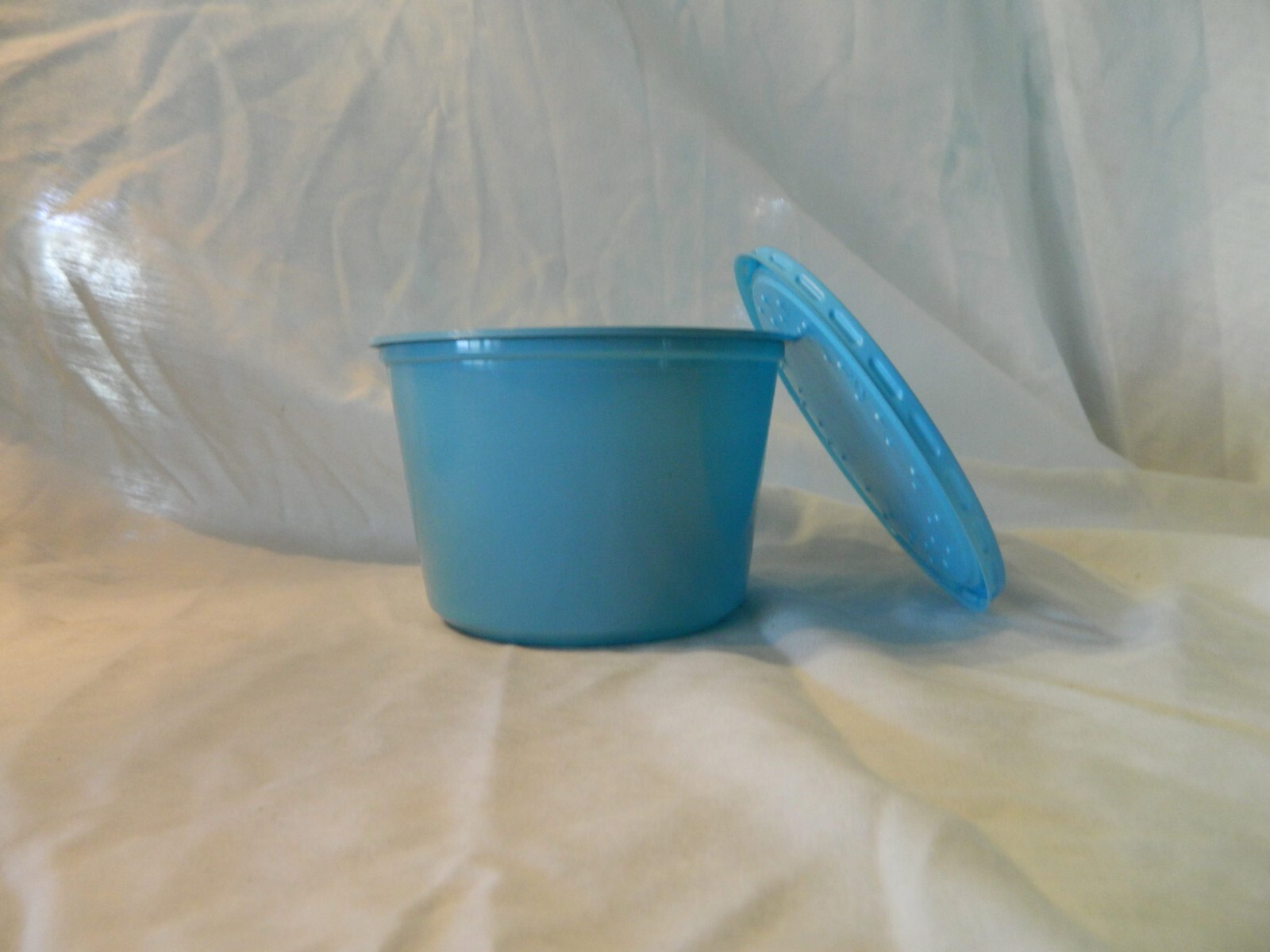  BLUE PLASTIC BAIT CUP WITH VENTED LID  FREE SHIPPING MULTIPLY SIZES AND CT. 