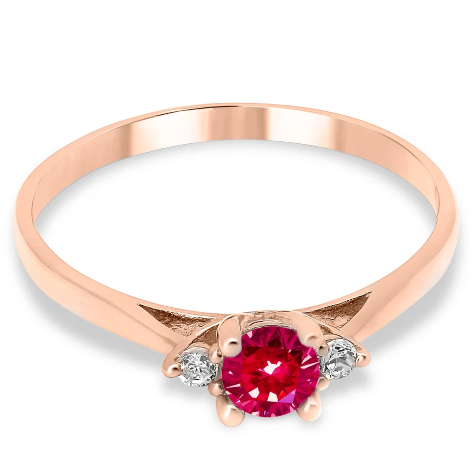 Anillo de compromiso de tres piedras de rubí creado en laboratorio de oro rosa macizo de 14K Foto 2 de 4